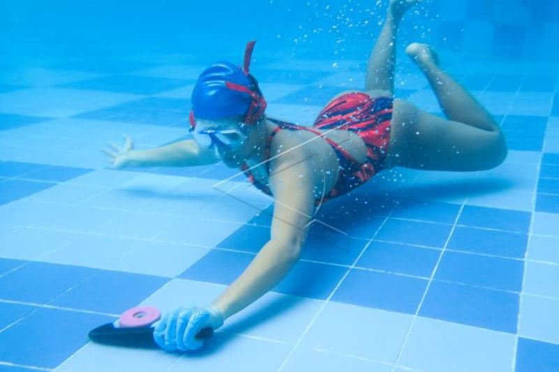 Atlet Nasional Underwater Hockey Latihan Mandiri di Kolam Renang
