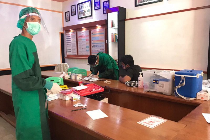 Laksanakan tahapan Pilkada, personel KPU dan Bawaslu Pasaman Barat jalani tes cepat COVID-19