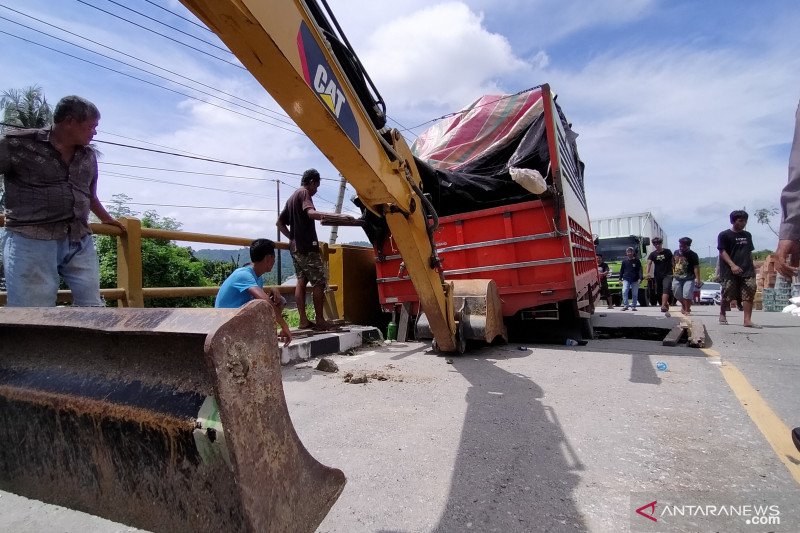 Mobil ekspedisi terperosok di jalur Trans Sulawesi di Parigi Moutong