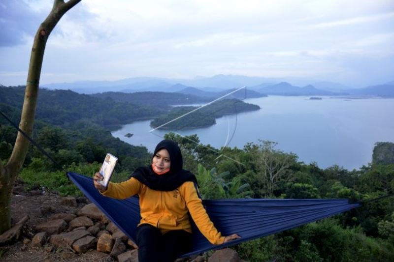 Warga Menikmati Suasana Destinasi Wisata Bukit Indah Beroanging