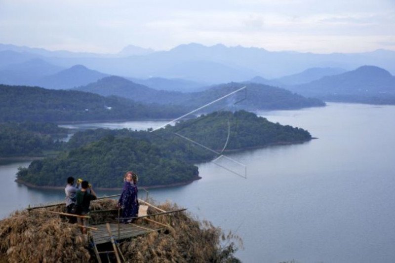 Warga Menikmati Suasana Destinasi Wisata Bukit Indah Beroanging