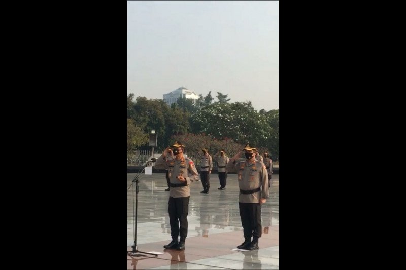 Kapolri tabur bunga di Taman Makam Pahlawan Kalibata sambut hari Bhayangkara