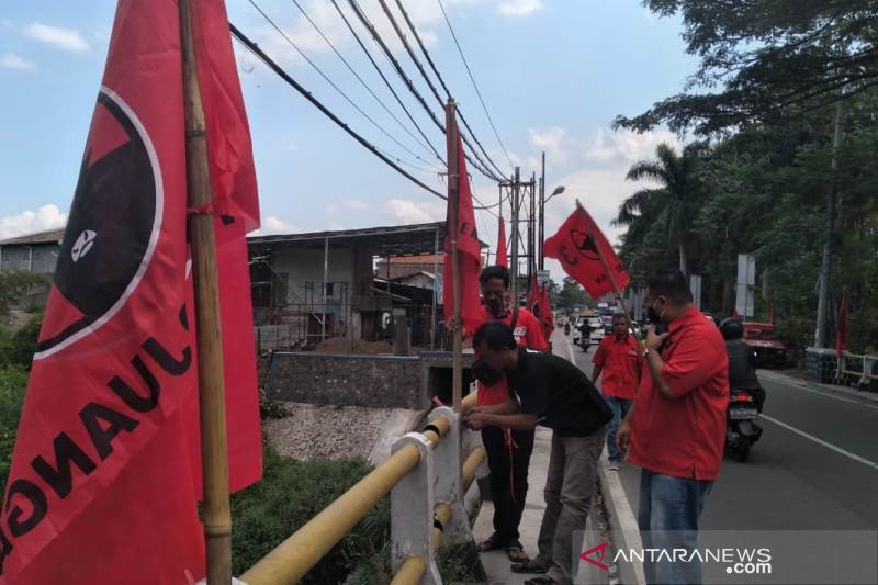 Kader PDIP pasang seribu bendera partai di jalanan perkotaan Garut
