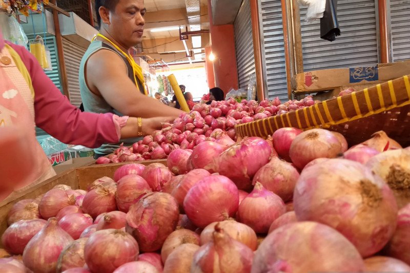 Harga bawang merah turun jadi Rp30.000 per kilogram di Pasar Raya Padang