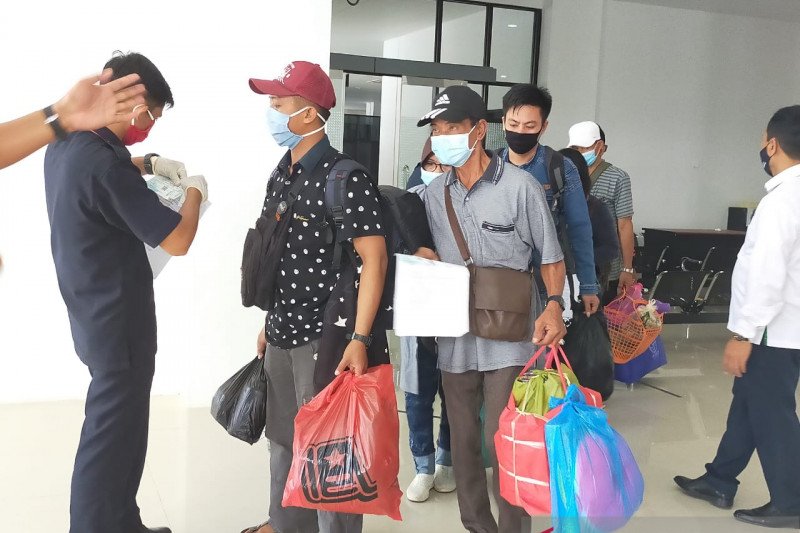 Puluhan penumpang dari wilayah pandemi COVID-19 tiba di Pelabuhan Tunon Taka Nunukan