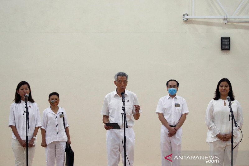 Warga Singapura kenakan masker dan sarung tangan jalani Pemilu di tengah pandemi