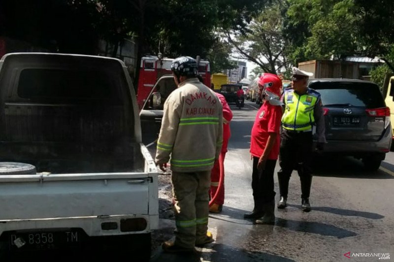 Jalur Bandung-Cianjur macet karena mobil terbakar