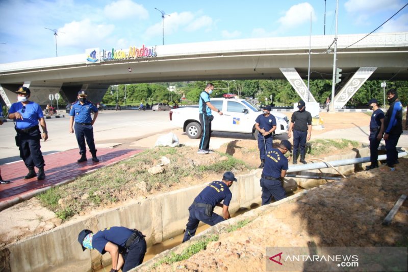 Ditpam bersihkan drainase flyover cegah banjir
