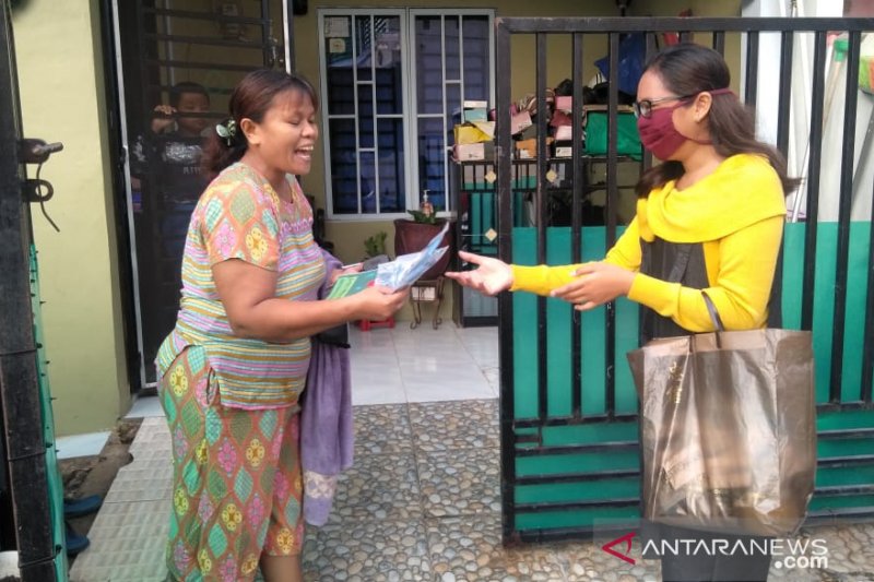 Relawan COVID-19 UNS edukasi warga tentang hidup sehat di Batam