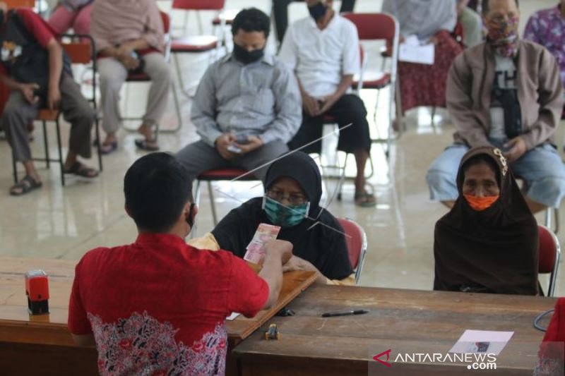 PENCAIRAN BANSOS DI KANTOR KELURAHAN