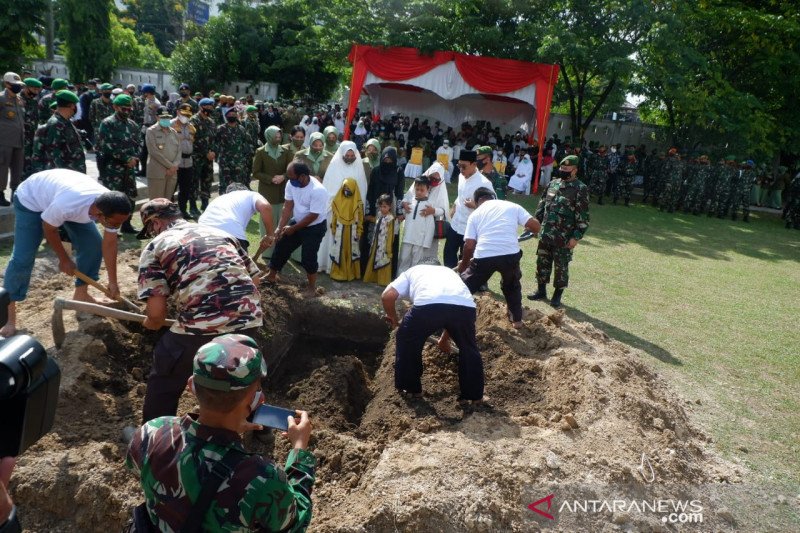 Tatapan terakhir istri dan tiga anak Pelda Anumerta Rama Wahyudi