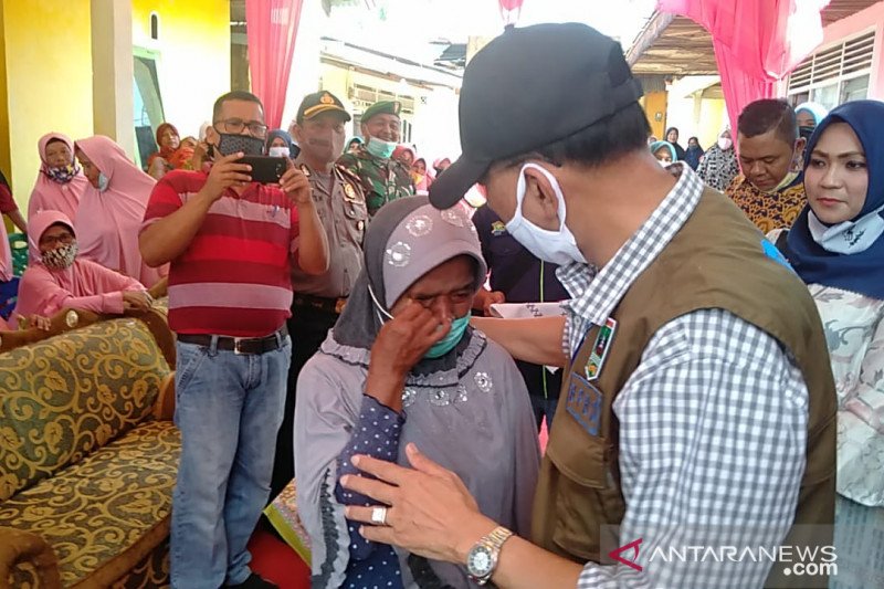 Warga Bayang terharu terima program rehabilitasi rumah