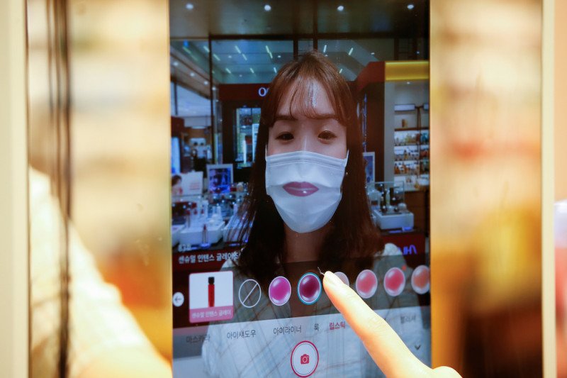 Ini belanja kosmetik tanpa takut virus corona dengan cermin AR canggih
