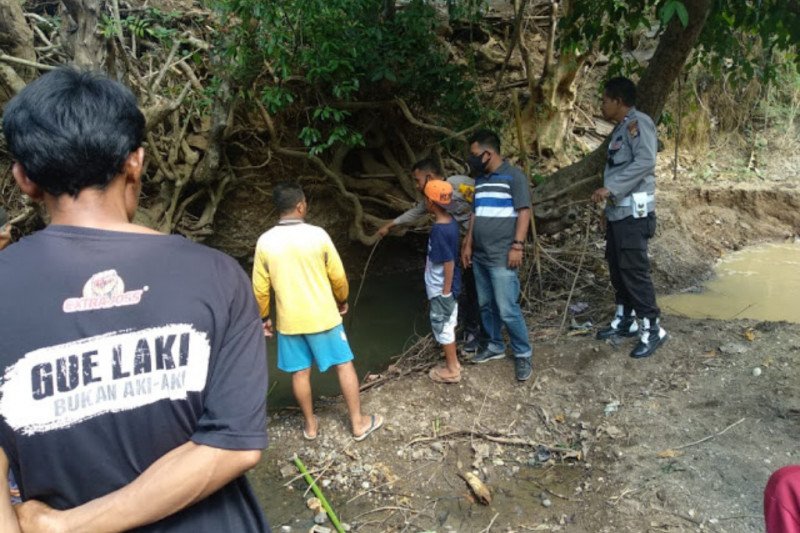 Semula 2 bocah ini hendak mengumpulkan pasir di sungai, tanpa diduga sesosok mayat muncul