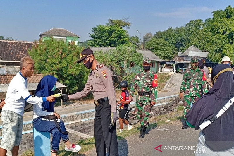 Petugas Covid 19 Sosialisasikan Protokol Kesehatan Ke Pengunjung Cengklik Antara Jateng