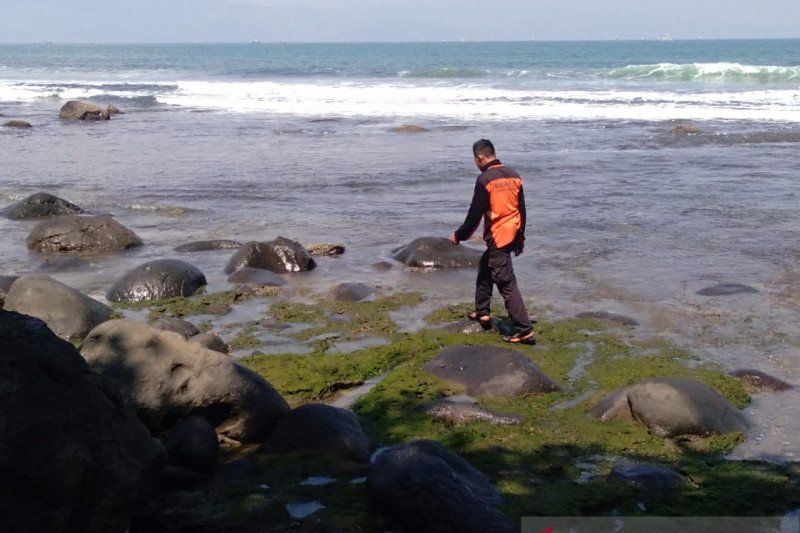 Tim SAR Sukabumi sisir darat dan laut cari wisatawan tenggelam