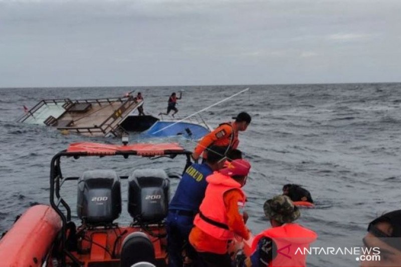 EVAKUASI PENUMPANG KAPAL GUIDE YANG TENGGELAM DI PERAIRAN MALAOG