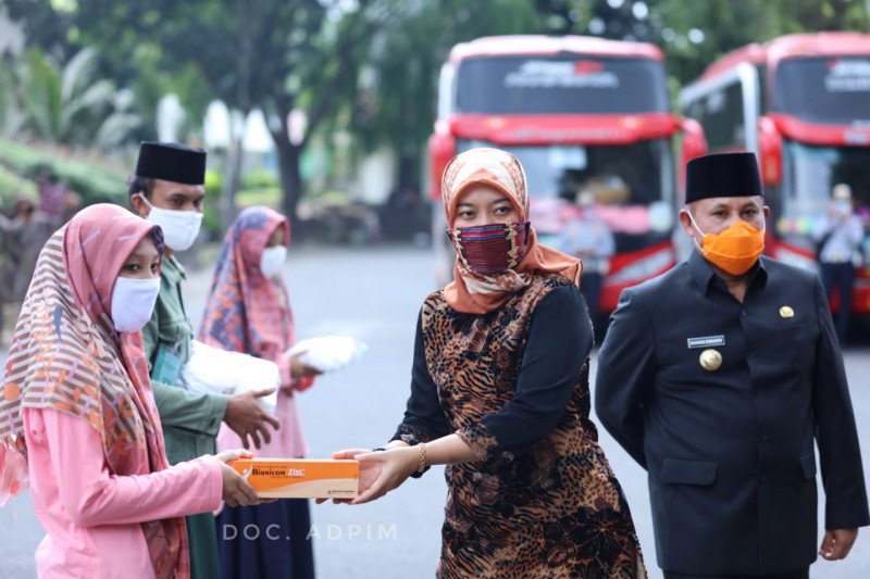 Nunik lepas 1.150 santri Lampung menuju Ponpes Lirboyo