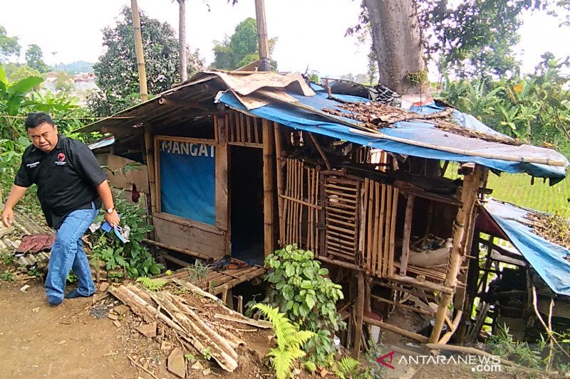 Seorang janda tua yang tinggal di gubuk bawah pohon dibantu anggota DPRD Garut