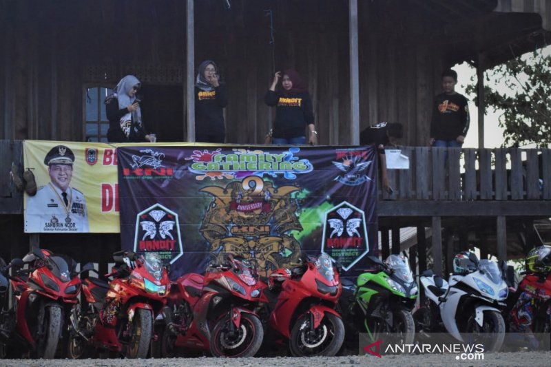 Keseruan jelajah komunitas motor "Bandit Batola" di wisata Bukit Mawar