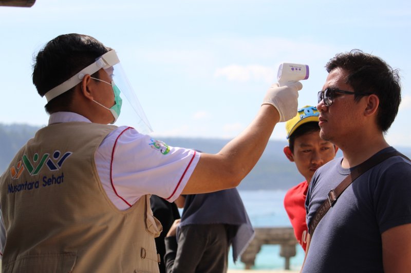 Pemindaian suhu tubuh wisatawan di Pulau Pisang
