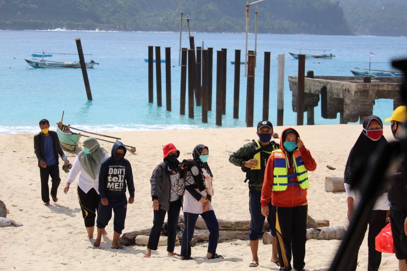 Penerapan jaga jarak bagi wisatawan yang baru turun dari kapal