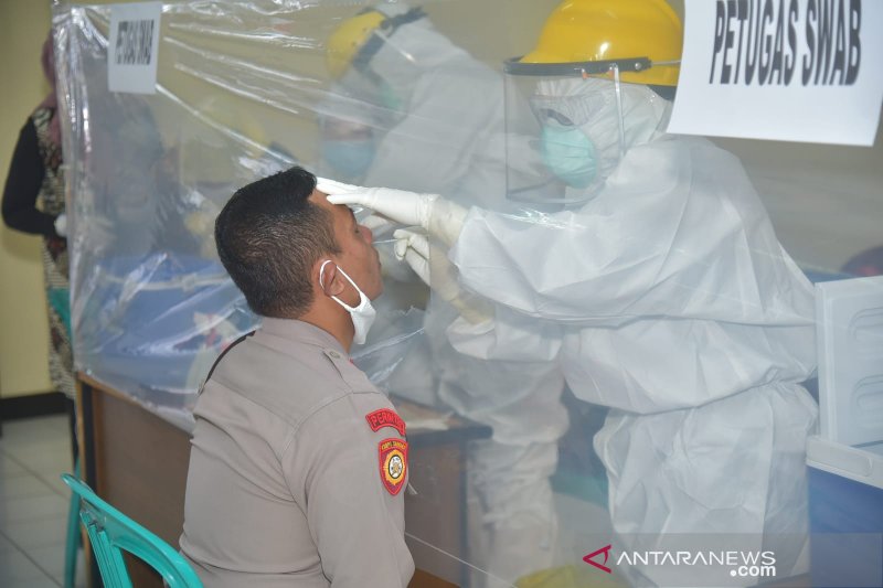 Anggota kepolisian di Kabupaten Bekasi jalani tes usap massal