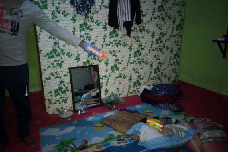 Pemilik kios tolak lepas baju, kawanan maling bercadar kalap tebas anak korban