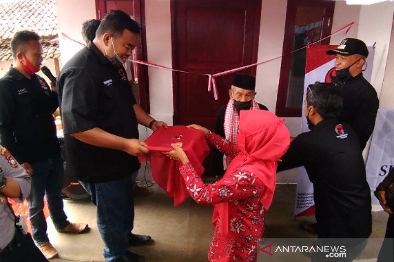 Warga Garut gotong royong berikan rumah untuk kakek sebatang kara