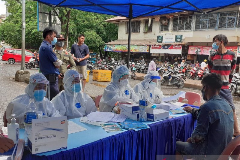 Reaktif tes cepat, enam pedagang Pasar Tos 3000 dievakuasi