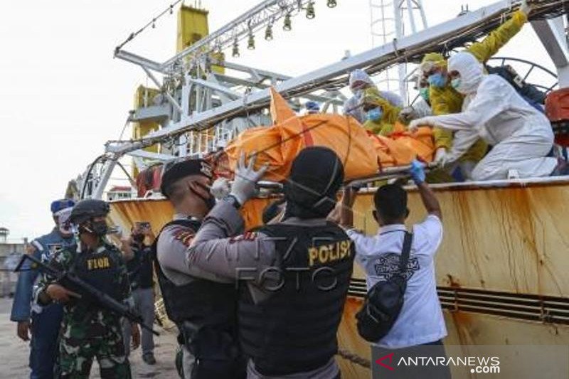 Petugas evakuasi jenazah ABK Indonesia di kapal ikan berbendera China