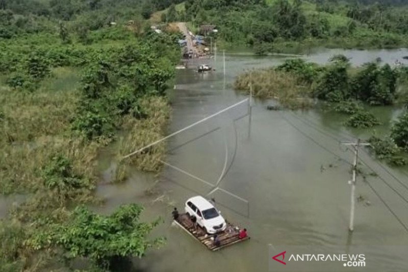 BANJIR JALAN TRANS SULAWESI PUTUS DI KONAWE UTARA