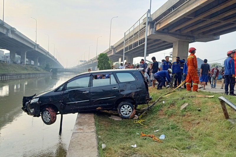 Pencarian penumpang minibus hanyut Kalimalang diperluas