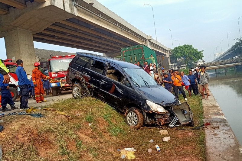 Petugas masih cari korban minibus terjun ke Kalimalang