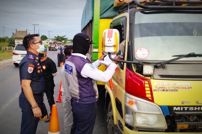Pengecekan kendaraan di perbatasan tetap berlanjut cegah COVID-19