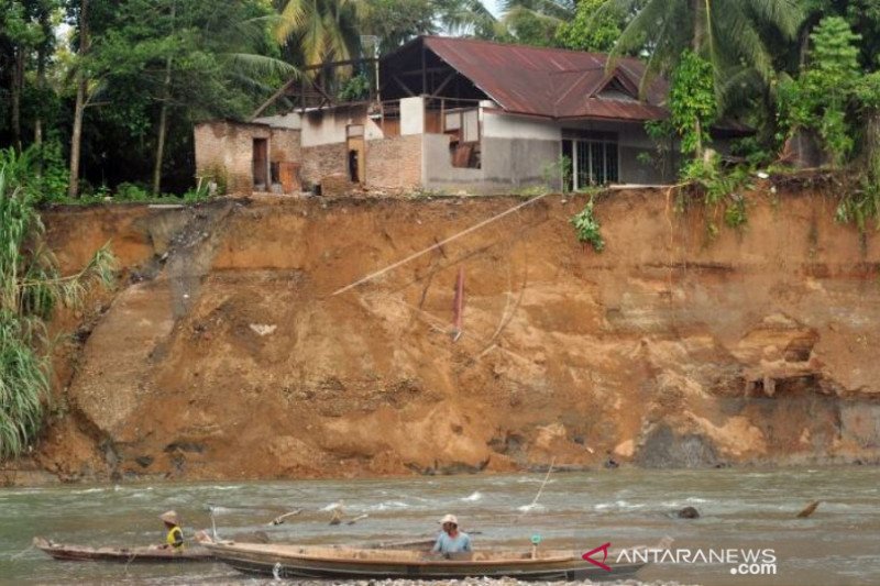 RUMAH TERANCAM ROBOH DI PADANGPARIAMAN