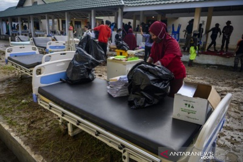 Petugas amankan barang-barang RSUD Torabelo dari genangan banjir