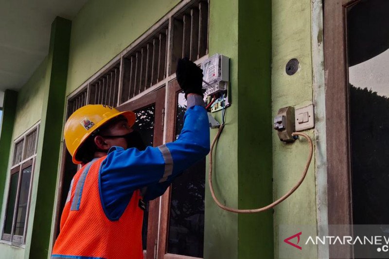 Madrasah di Jawa Timur dapat sambungan listrik PLN gratis