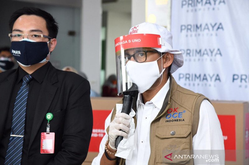Sandiaga beri bantuan 5.650 APD untuk tenaga medis RS Primaya Bekasi