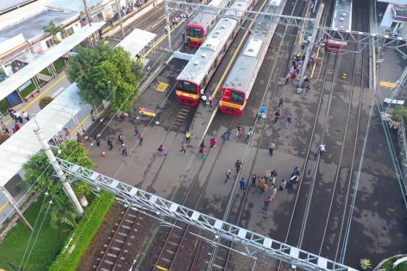 109.804 penumpang padati KRL bodebek Senin pagi