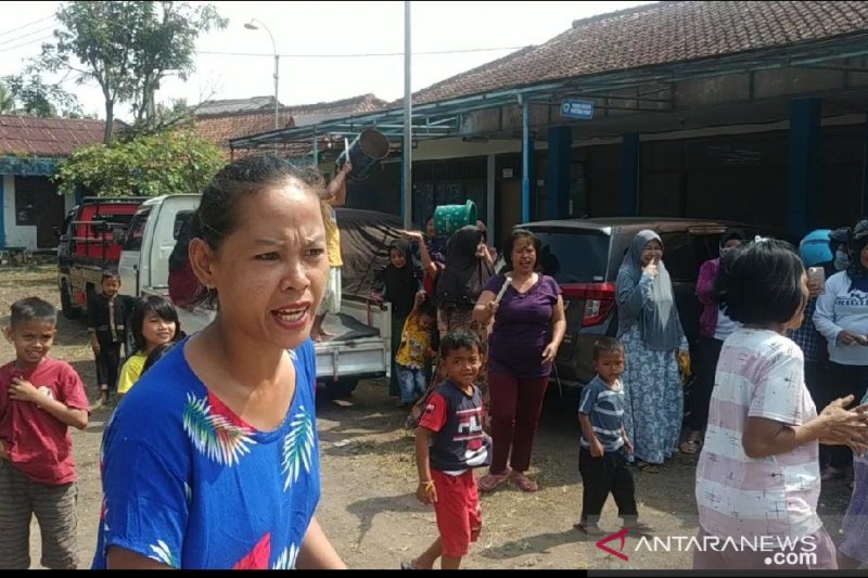 Puluhan ibu rumah tangga demo ke kantor PDAM Cianjur