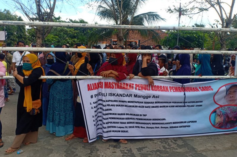 Tuntut kasus pembunuhan segera diungkap, puluhan masyarakat Desa O'o datangi Mapolres Dompu