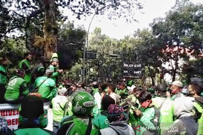 Ribuan pengendara ojol demonstrasi minta Pemkot Bandung izinkan angkut penumpang