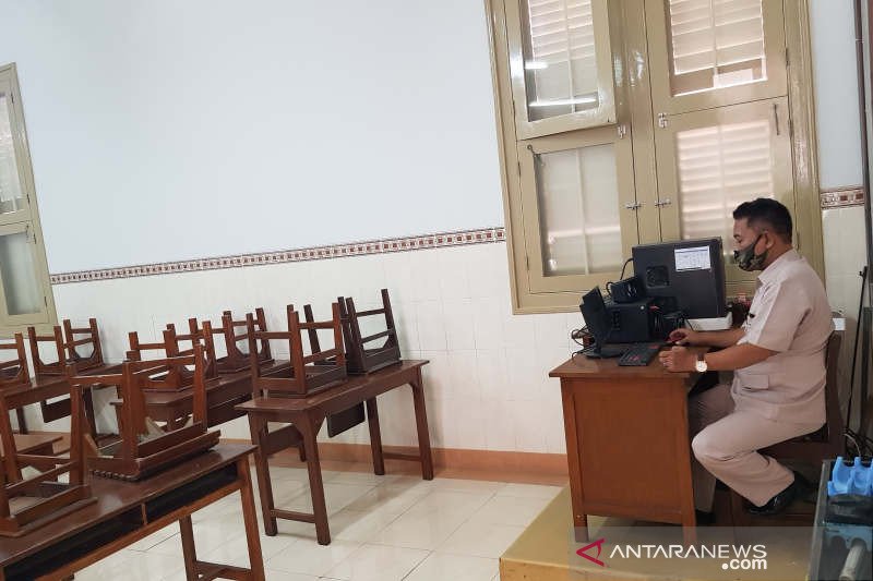 Siswa tetap pakai seragam saat sekolah dari rumah