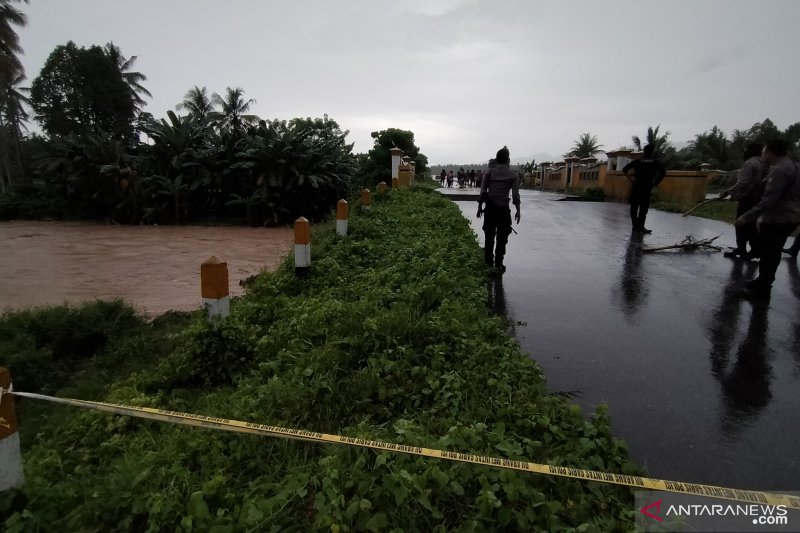 Jembatan amblas akibat banjir di Parigi