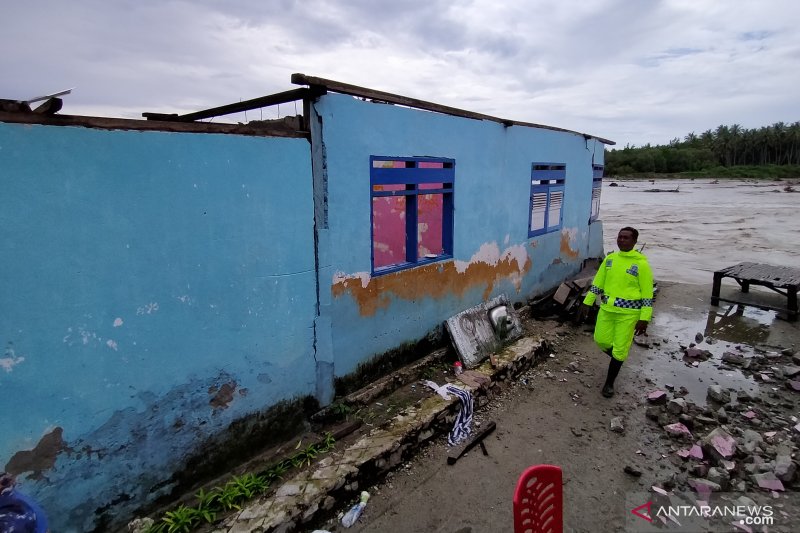 Rumah warga di Parigi terancam hanyut