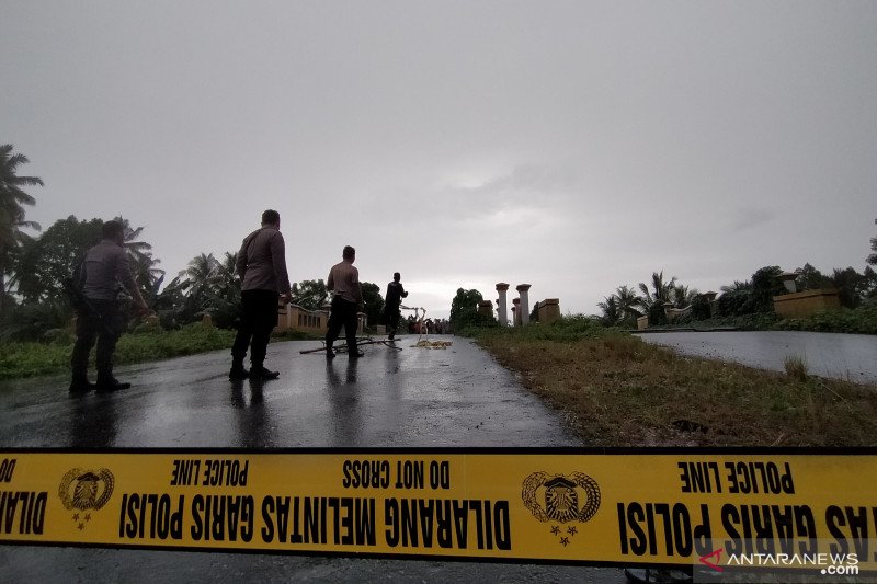 Jembatan amblas akibat banjir di Parigi