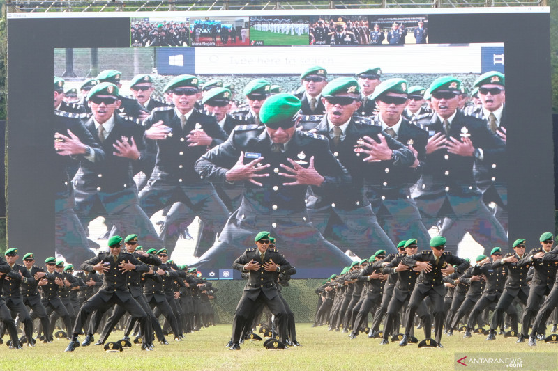 Presiden Jokowi minta perwira remaja TNI/Polri kejar perkembangan zaman