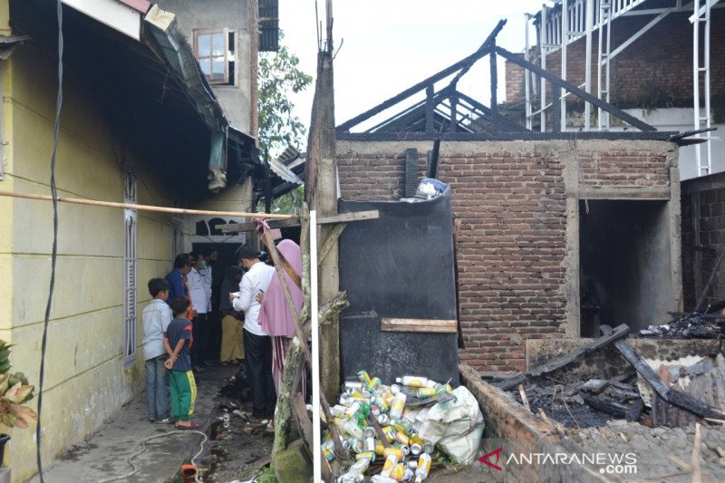 Pemkot Padang Panjang salurkan bantuan untuk korban kebakaran