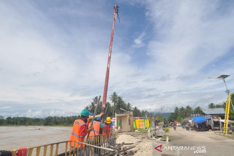 PLN cabut tiang listrik di bantaran sungai Dolago